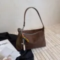 Braune Wildleder Unterarm Umhängetasche mit Reißverschluss und Holzperlen Anhänger - Ohne Anhänger / Kaffee
