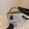 Schicke gesteppte Kosmetiktasche mit Kette, elegante stilvolle Umhängetasche mit Henkel. - L / Beigegrau