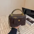 Braune gesteppte Kosmetiktasche mit Metallgriff und Kette, elegante modische Umhängetasche. - L / Braun