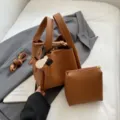 Braunes Leder Eimer Tasche Set im koreanischen Stil mit kleiner Tasche und Flügel Anhänger. - Ohne Anhänger / Gelbbraun