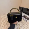 Schwarze Samt Kosmetiktasche mit goldenem Griff, gestepptem Design und Kette für Damen. - L / Schwarz