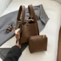 Braunes Eimer-Taschen-Set mit Beutel, Retro PU-Leder Schulter-Umhaengetasche fuer Damen. - Ohne Anhänger / Kaffee