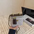 Chic bolso bandolera acolchado vanity con cadena, elegante bolso de mano cosmético para mujer - S / Gris Beige