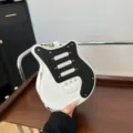 Kreative gitarrenförmige Umhängetasche, schwarz-weiße PU Leder Handtasche für Damen. - Weiß