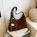 Vintage braune Wildleder Umhängetasche, große Hobo Tasche mit Anhänger, elegante Optik. - Ohne Anhänger / Kaffee