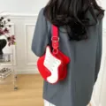 Einzigartige gitarrenförmige Umhängetasche für Damen, stilvolles rotes und weißes Design. - Rot