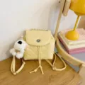 Gelber gesteppter Mini-Rucksack mit Kettenriemen und süßem Welpenanhänger für stilvolle Reisen. - Ohne Anhänger / Gelb