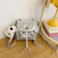 Modischer silberner gesteppter Mini-Rucksack mit Kette und Bärenanhänger für Damen - Ohne Anhänger / Silber