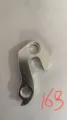 Detailansicht des Fahrrad-Schaltauges, silbernes Ersatzteil aus Metall für Mountainbike. - 16