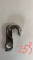 Detailaufnahme eines Fahrrad-Schaltauges aus Metall mit präzisen Bohrungen und stabiler Form. - 25