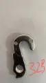 Detailansicht des silbernen Metall-Fahrrad-Schaltauges, Ersatzteil für Mountainbike-Hinterbauten. - 32