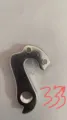 Detaillierte Nahaufnahme des silbernen Metall-Fahrrad-Schaltauges als Ersatzteil. - 33