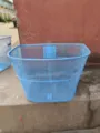 Dettaglio del cestino per bici in rete metallica con staffa anteriore e struttura robusta di colore blu. - Cestino a Maglia Grigio Medio