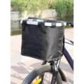 Gedetailleerd overzicht van zwarte canvas fietsvoormand gemonteerd op stuur voor extra stevigheid. - Eén maat / Zwart