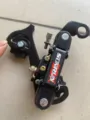 Fahrrad Schaltwerk Detailaufnahme, schwarzer Metall Gangschalter mit Einstellschrauben. - Schwarz