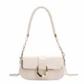 Élégant sac à bandoulière matelassé pour femme avec chaîne chic et boucle dorée. - Blanc