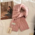 Λεπτομέρεια ροζ πλεκτής μάλλινης κασκόλ, ζεστό χειμωνιάτικο αξεσουάρ λαιμού για γυναίκες. - Ροζ Φασολιού
