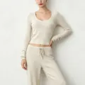 Ensemble de loungewear côtelé en beige, composé d'un crop top à manches longues et d'un pantalon. - S / Hauts / Blanc Cassé