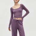 Ensemble de yoga côtelé violet, crop top à manches longues et col scoop, pantalon large. - S / Hauts / Violet