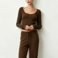 Ensemble deux pièces en tricot côtelé marron, crop top à col scoop et pantalon large. - S / Hauts / Marron