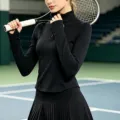 Haut de tennis noir à manches longues zippé et jupe de sport plissée à taille haute activewear - S / Hauts / Noir