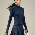 Ensemble de sport bleu foncé pour femme, haut à manches longues col montant et jupe plissée. - S / Hauts / Bleu marine