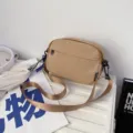 Bolso cruzado casual de nailon caqui para hombre y mujer, diseño minimalista con correa ancha. - Caqui