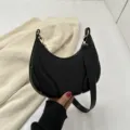 Bolso de hombro de cuero suave negro para mujer, bolso de axila elegante con cremallera y diseño. - Negro