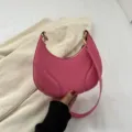 Bolso de hombro de cuero suave rosa para mujer, bolso hobo de media luna para estilo casual. - Rosa intenso
