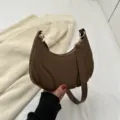 Braune Leder Halbmond Schultertasche für Damen, stylische gefaltete Achseltasche Alltag. - Braun