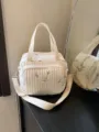 Bolso tote acolchado estilo coreano con lindo bordado de tulipanes, gran pañalera. - Bordado de Tulipa / Blanco