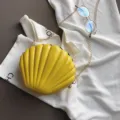 Bolso cruzado de concha de charol amarillo con cadena de metal, estilo chic de moda. - Amarillo