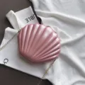 Borsa a tracolla a conchiglia in vernice rosa alla moda con catena dorata, piccola borsa. - Rosa