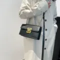 Bolso cruzado negro elegante con herrajes dorados, bolso de hombro retro para mujer. - Negro