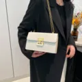 Bolso bandolera blanco de moda para mujer con elegante cadena dorada y cierre metálico elegante. - Blanco Roto