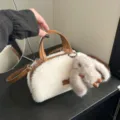 Schicke Plüschhandtasche mit Fellimitat und süßem Hasenanhänger für Damen, elegante Umhängetasche. - Ohne Anhänger / Weiß