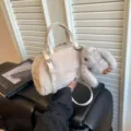 Flauschige Plüsch Handtasche mit Häschen Anhänger, schicke zylindrische Umhängetasche Damen. - Ohne Anhänger / Khaki