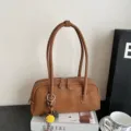 Vintage braune Leder Schultertasche für Damen, schicke Baguette Handtasche mit Griff. - Ohne Anhänger / Braun