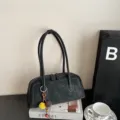 Schwarze Vintage Damentasche, schicke Baguette-Handtasche mit Kontrastnähten und Anhänger. - Ohne Anhänger / Schwarz