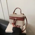 Vintages kontrastfarbenes Kofferhandtasche, Segeltuch-Textur mit Griff und Schultergurt. - Rot