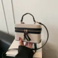 Elegante Canvas Box Handtasche in Beige mit schwarzem Leder und Griff, modische Damentasche chic. - Schwarz