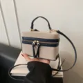 Retro Stoff Kosmetiktasche mit Farbblock, Tragegriff und Schulterriemen in Beige und Dunkelblau. - Blau