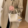 Beigefarbene Eimer Tasche aus Leder mit Bär Anhänger, vintage Stil schicke Umhängetasche. - Ohne Anhänger (Mit Untertasche) / Weiß