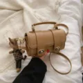 Trendy retro schoudertas met schattige konijnenhanger, PU lederen handtas voor dames chic. - Khaki