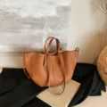 Französische Körnungsleder Flügel Tote Tasche, große Kapazität elegante Schulterhandtasche. - Braun