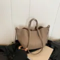 Elegante Handtasche aus Kunstleder mit seitlichen Flügeln und Ziernähten für den Alltag. - Elefantengrau