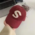 Cotton baseball cap with white S letter embroidery, dark red casual sun hat for outdoor. - Wine Red
