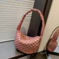 Bolso de hombro acolchado metalizado rosa, elegante bolso acolchado de mujer vista principal. - Rojo