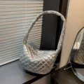 Bolso de hombro acolchado plateado para mujer, elegante bolso de mano metálico puffer casual. - Plateado