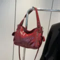 Elegante bolso de hombro vintage rojo brillante con cremalleras para uso diario. - Rojo